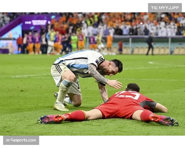 特写：雷恩老将曼丹达扑出关键点球后，与队友激情相拥庆祝